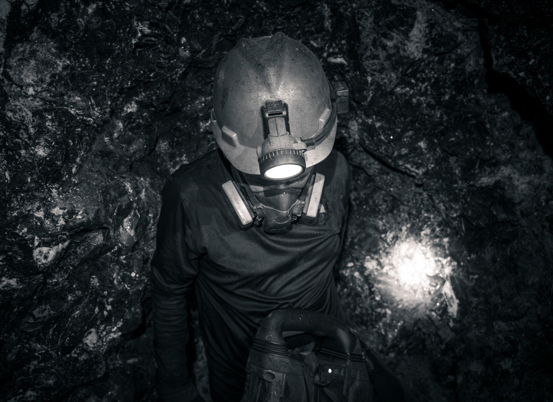 Minero al interior de un túnel de la mina de Muzo